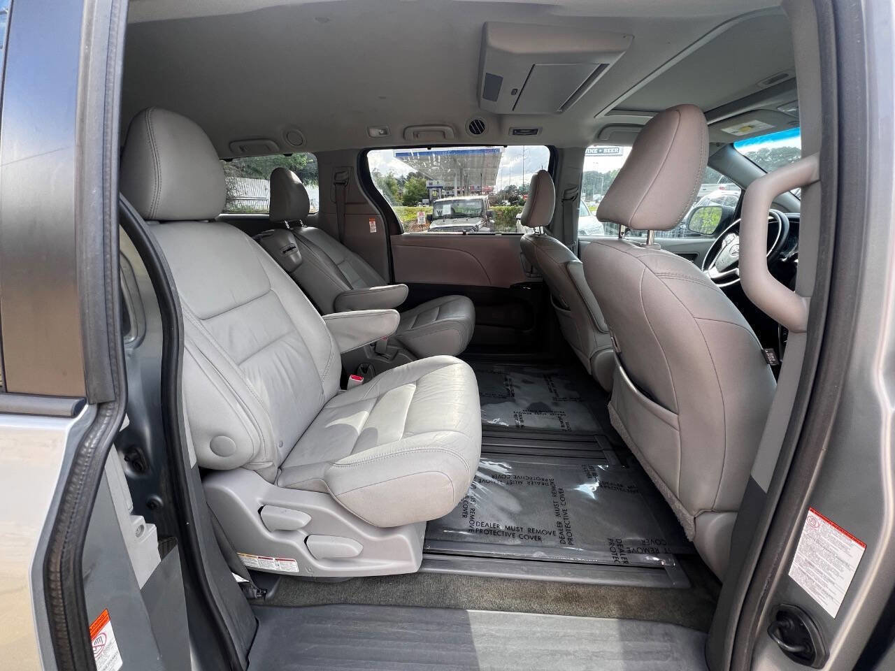 Used 2017 Toyota Sienna XLE Premium FWD image 12