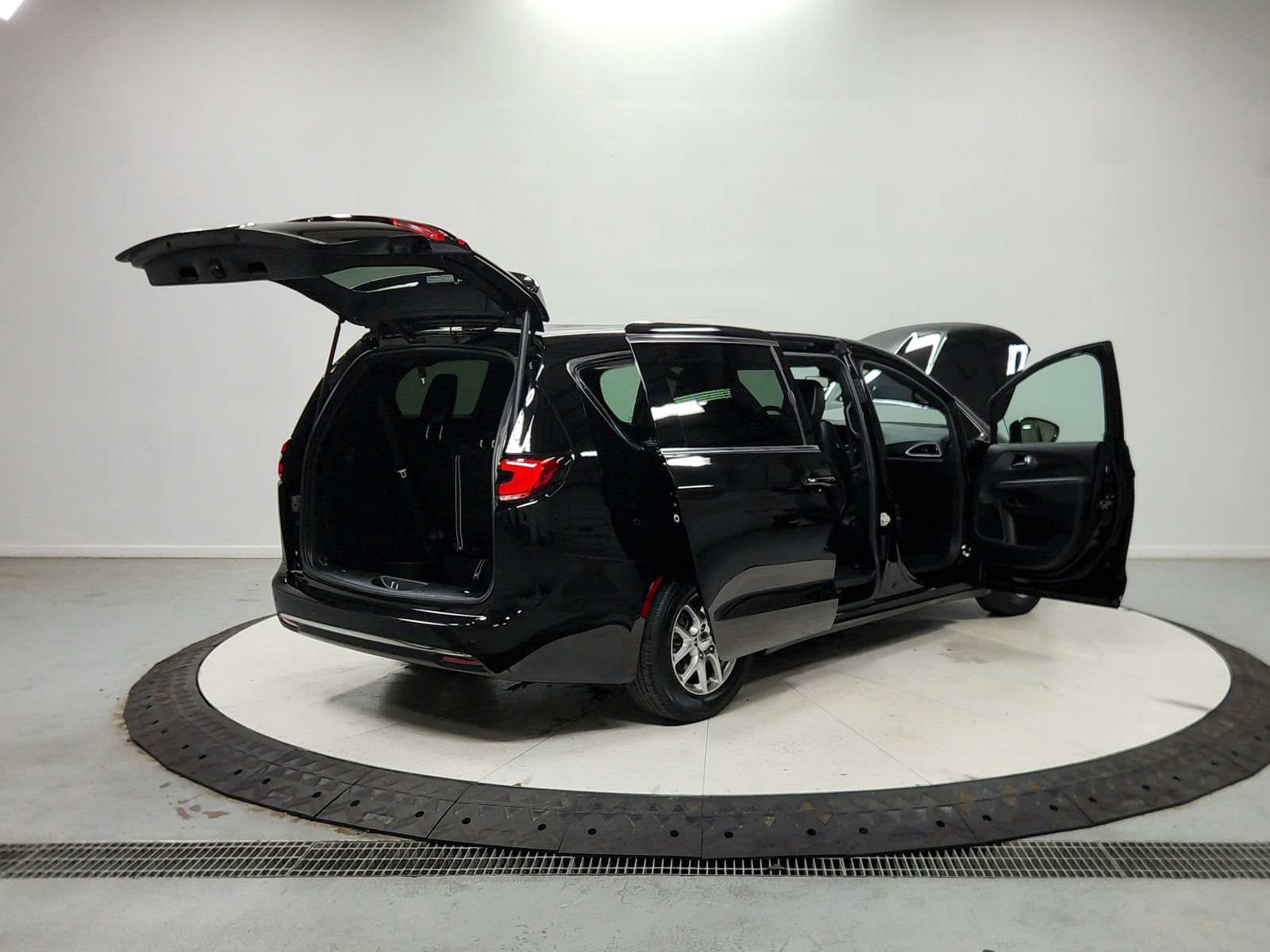 Used 2025 Chrysler Pacifica Select FWD image 16