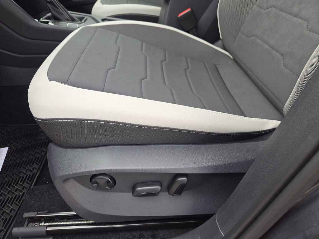 New 2026 Volkswagen Taos SE image 19