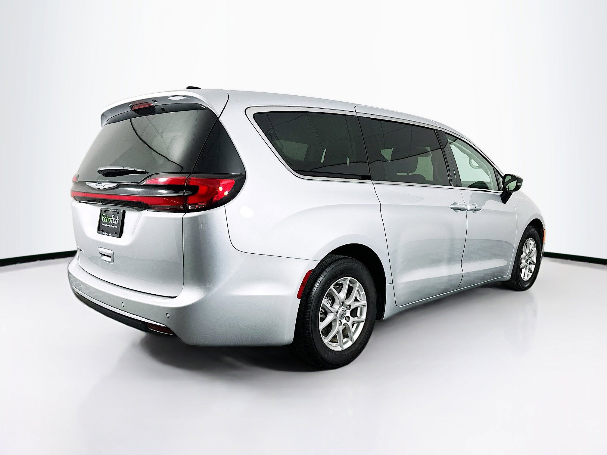Used 2024 Chrysler Pacifica Touring-L image 9