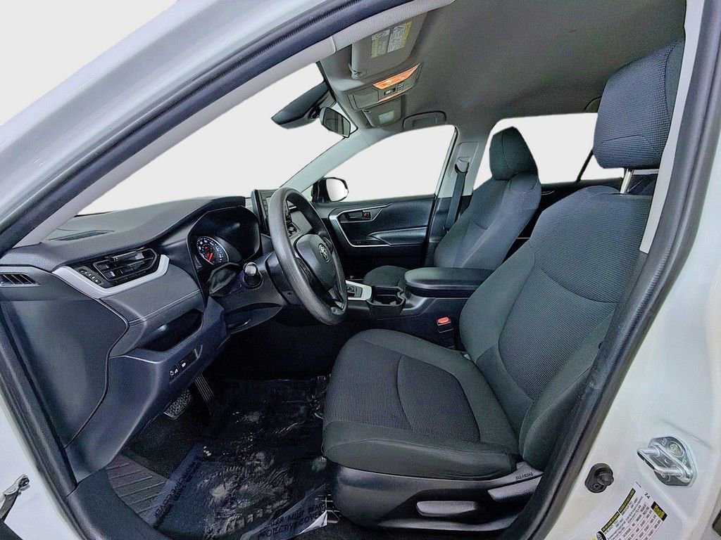 Used 2020 Toyota RAV4 LE image 17