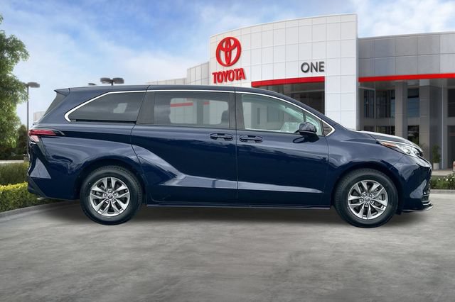 Used 2022 Toyota Sienna LE FWD image 3