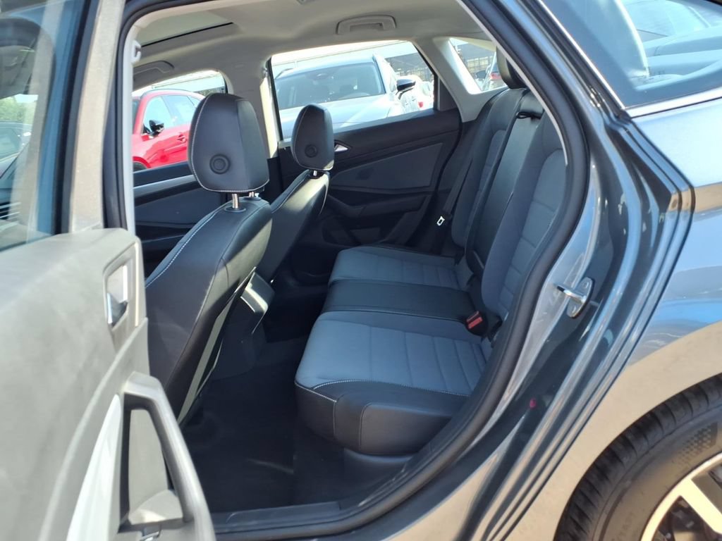 Used 2025 Volkswagen Jetta SE w/ Sunroof Package FWD image 21