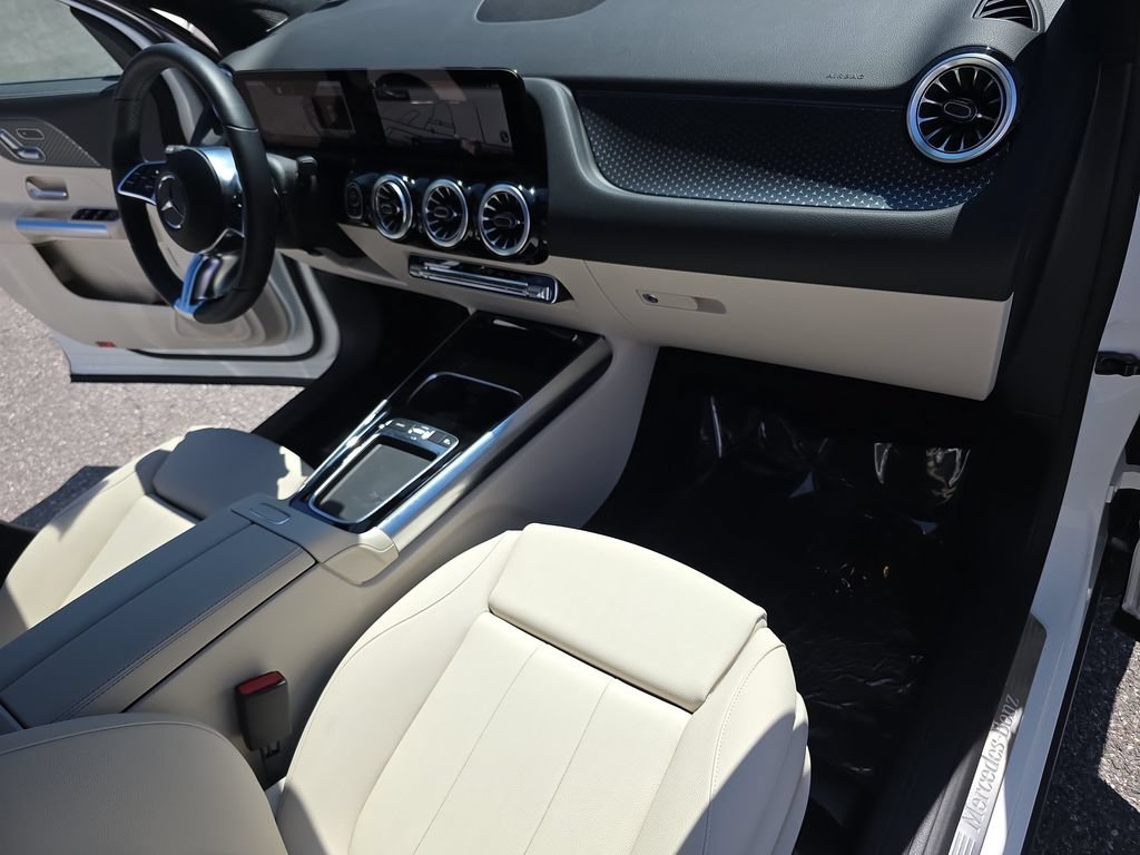Used 2025 Mercedes-Benz GLA 250 4MATIC image 13
