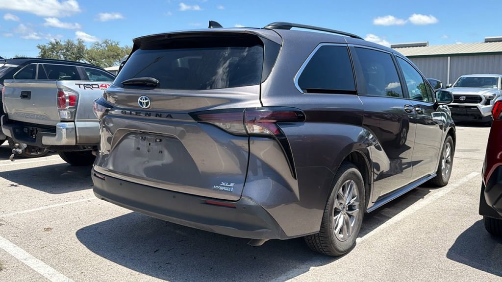 Used 2024 Toyota Sienna XLE FWD image 4