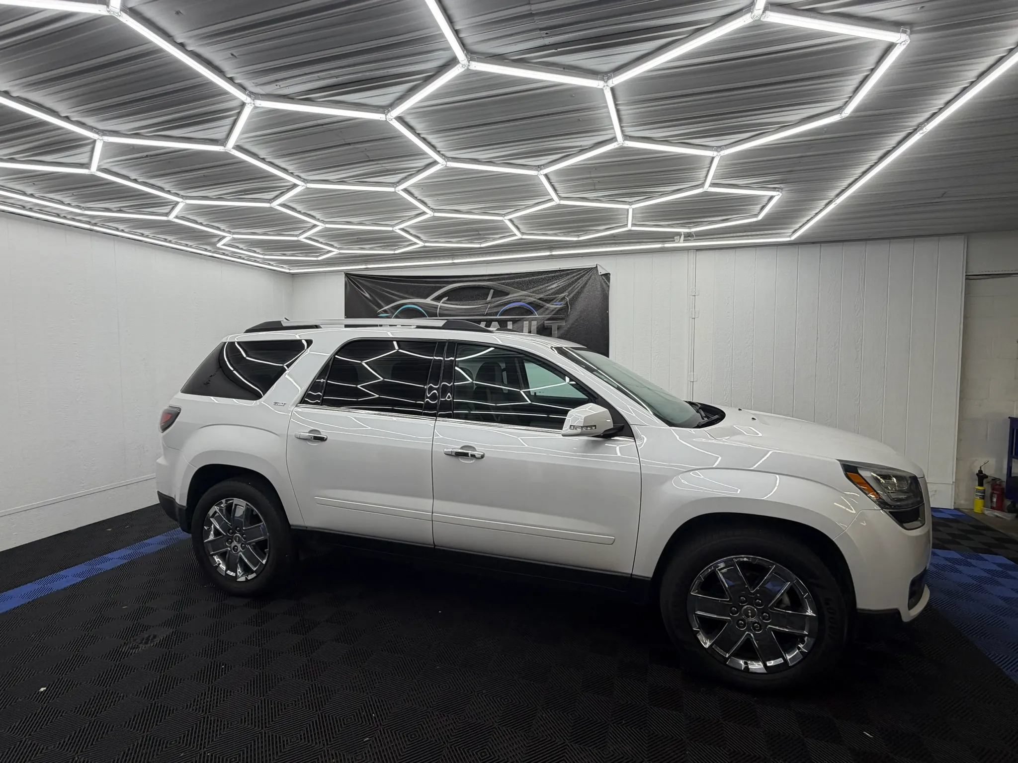 Used 2017 GMC Acadia Limited SLT FWD image 2