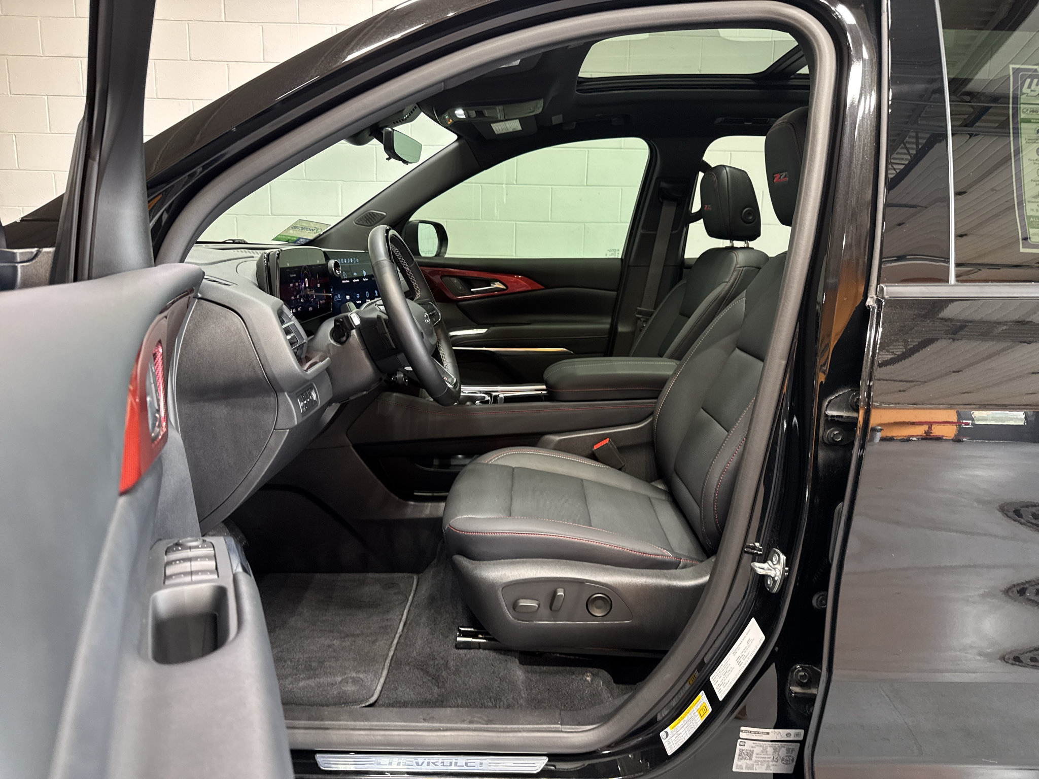 Used 2025 Chevrolet Traverse Z71 w/ Enhanced Driving Package AWD/4WD image 16