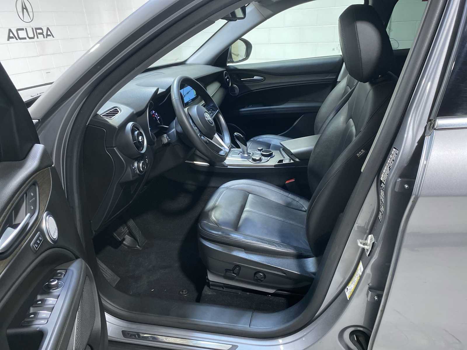 Used 2019 Alfa Romeo Stelvio Ti AWD/4WD image 2