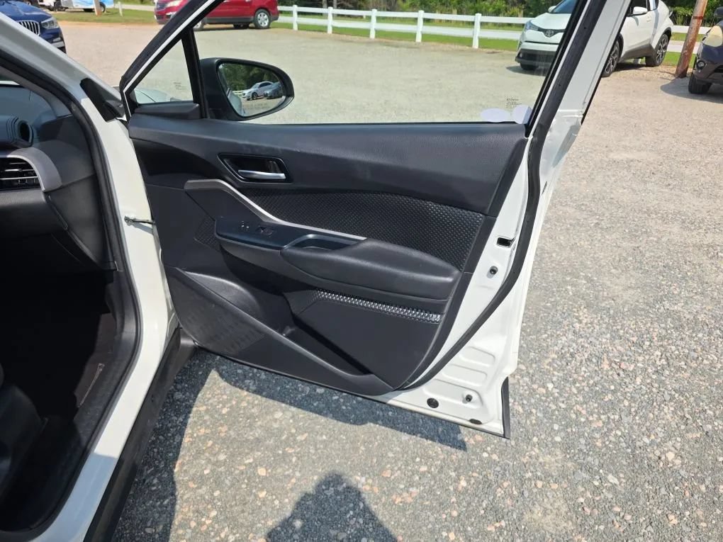 Used 2021 Toyota C-HR LE FWD image 41