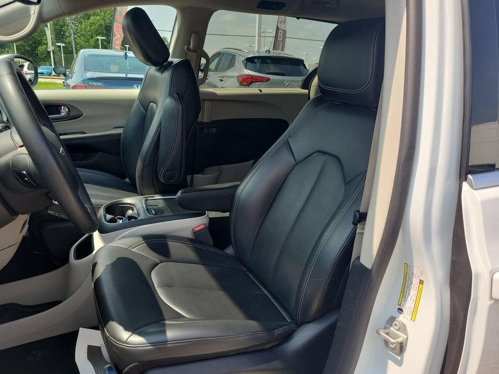 Used 2023 Chrysler Pacifica Touring-L FWD image 17