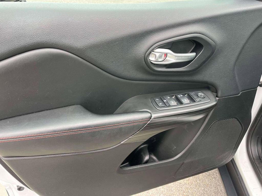 Used 2015 Jeep Cherokee Trailhawk w/ Comfort/Convenience Group image 16