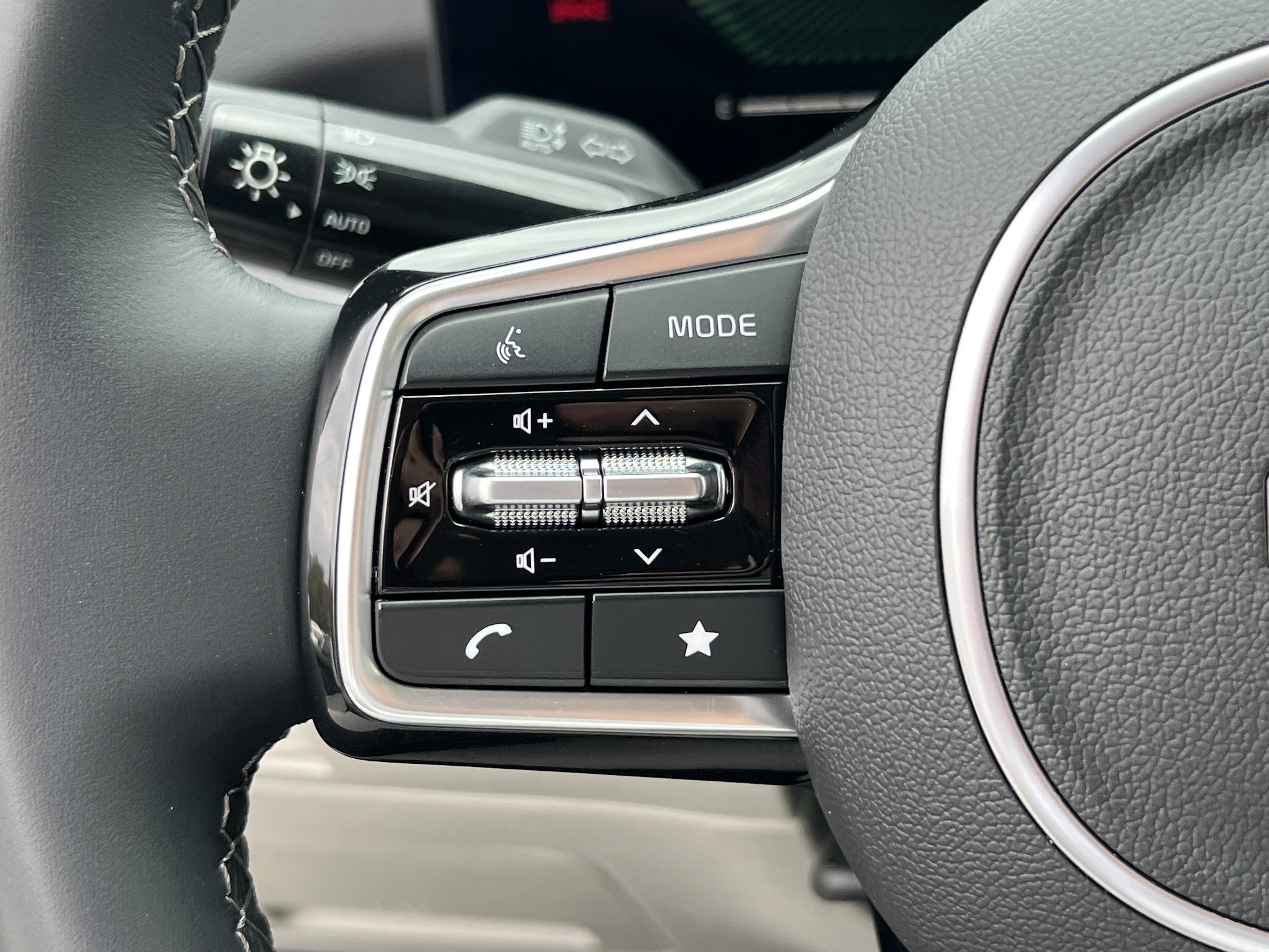 Certified 2025 Kia Sorento S w/ Panoramic Sunroof Package image 25