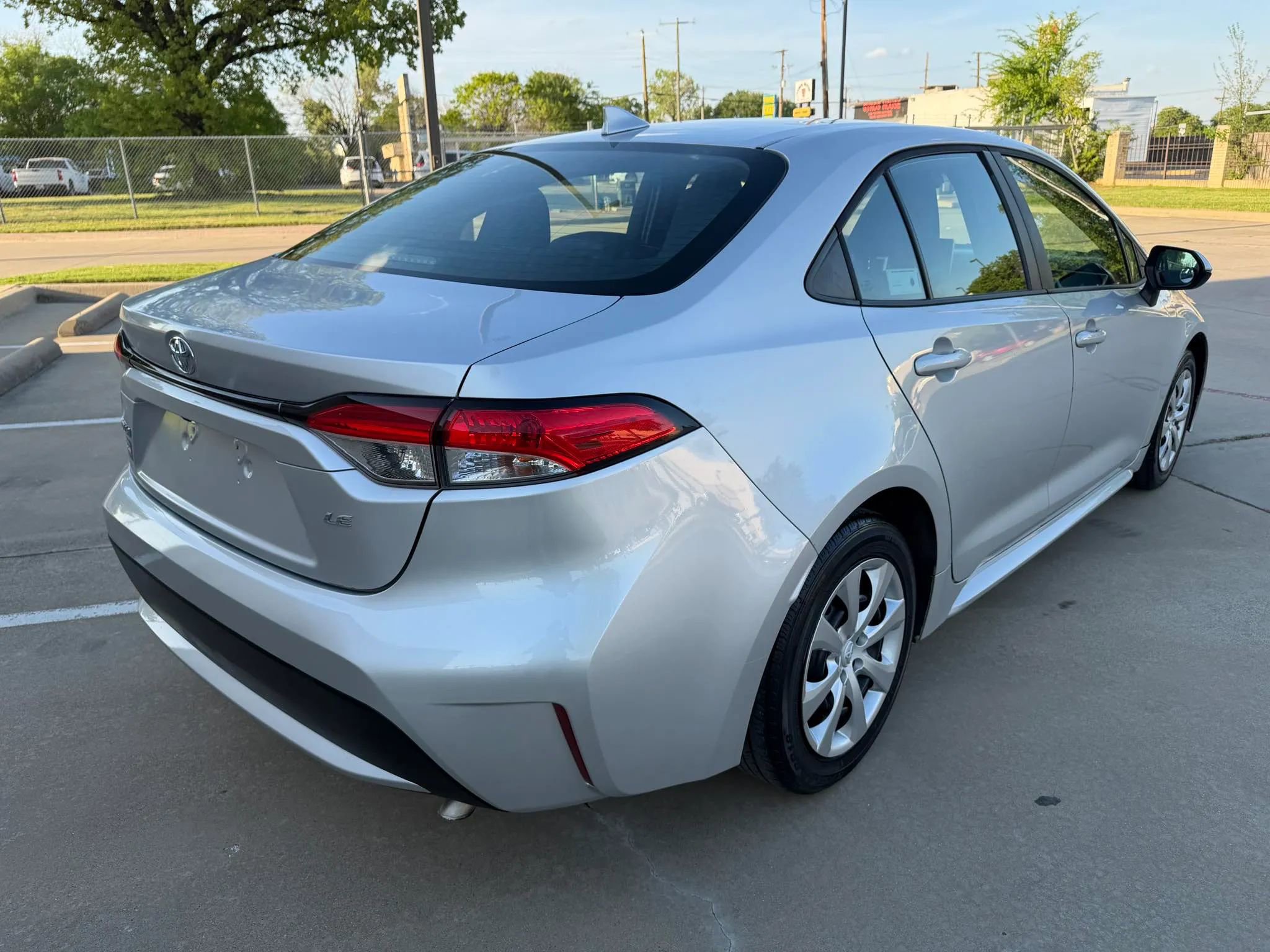 Used 2020 Toyota Corolla LE FWD image 5