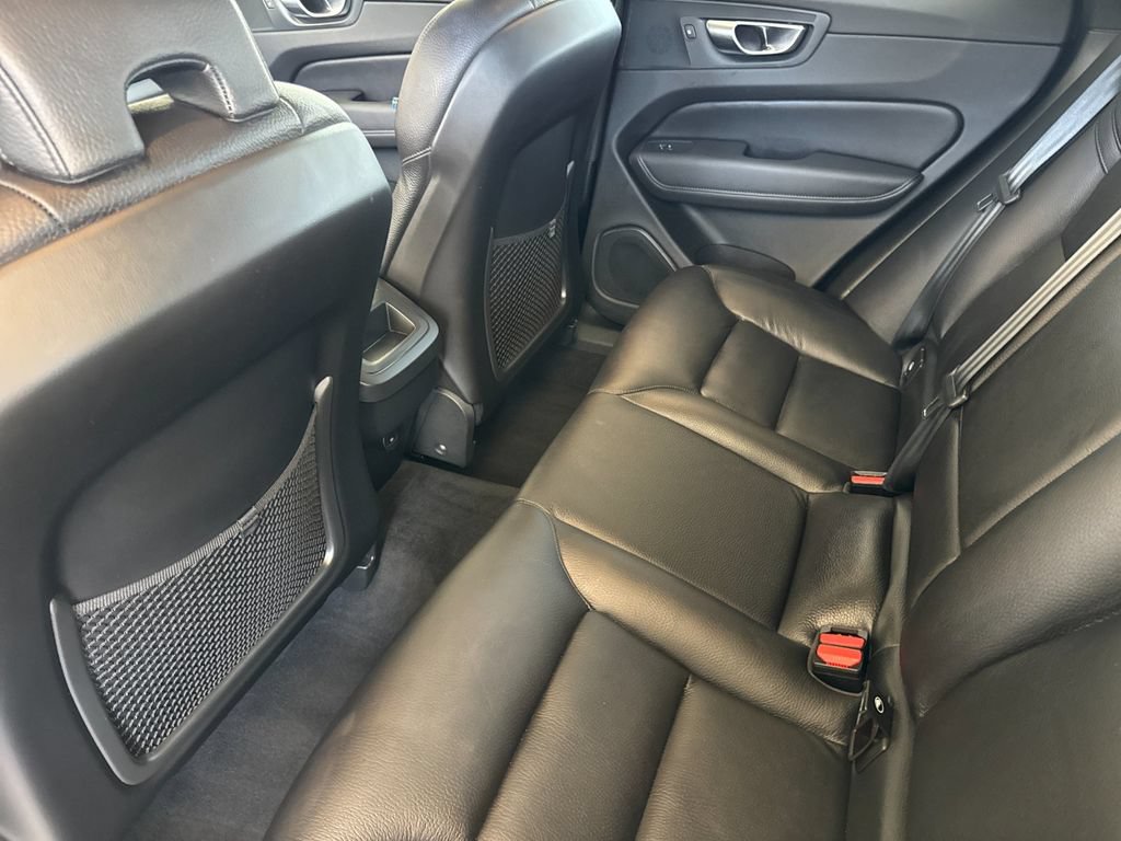 Used 2021 Volvo XC60 T5 Momentum w/ Premium Package AWD/4WD image 11