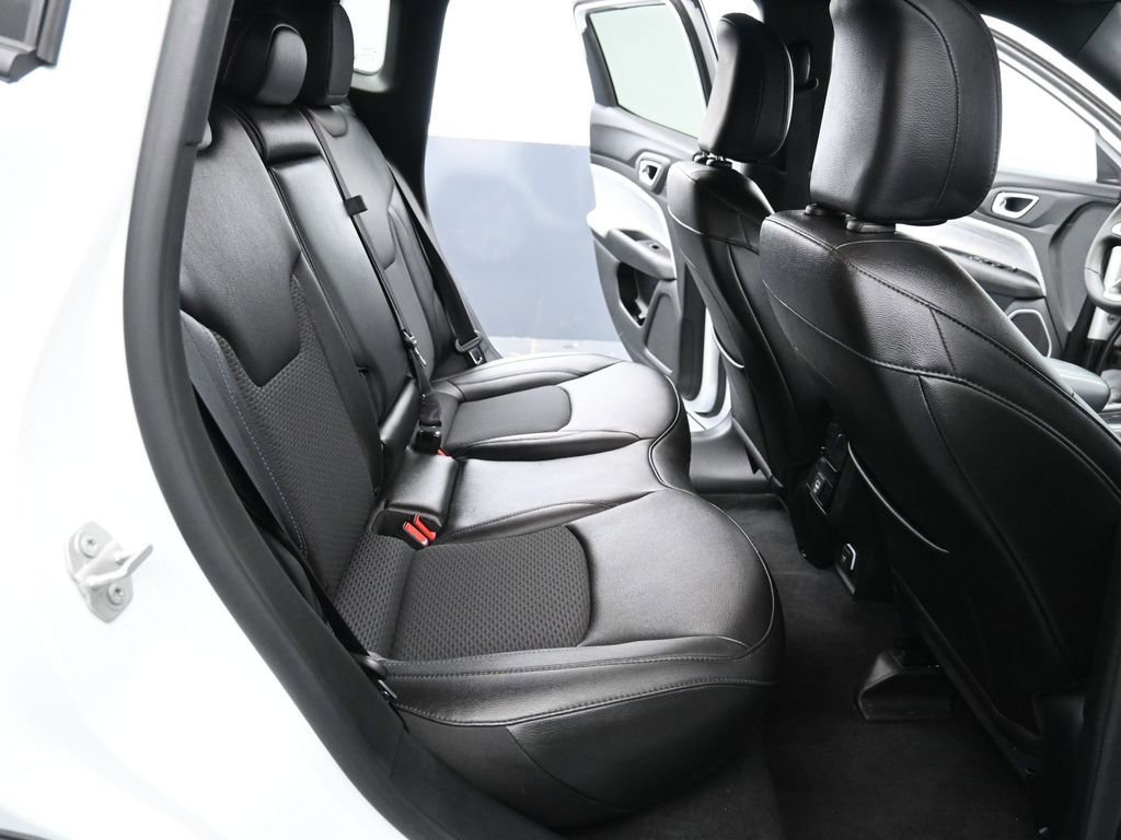 Used 2024 Jeep Compass Latitude image 13