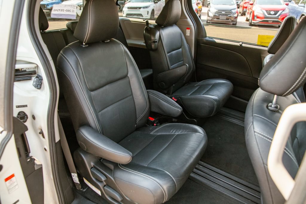 Used 2015 Toyota Sienna SE w/ SE Preferred Package FWD image 12
