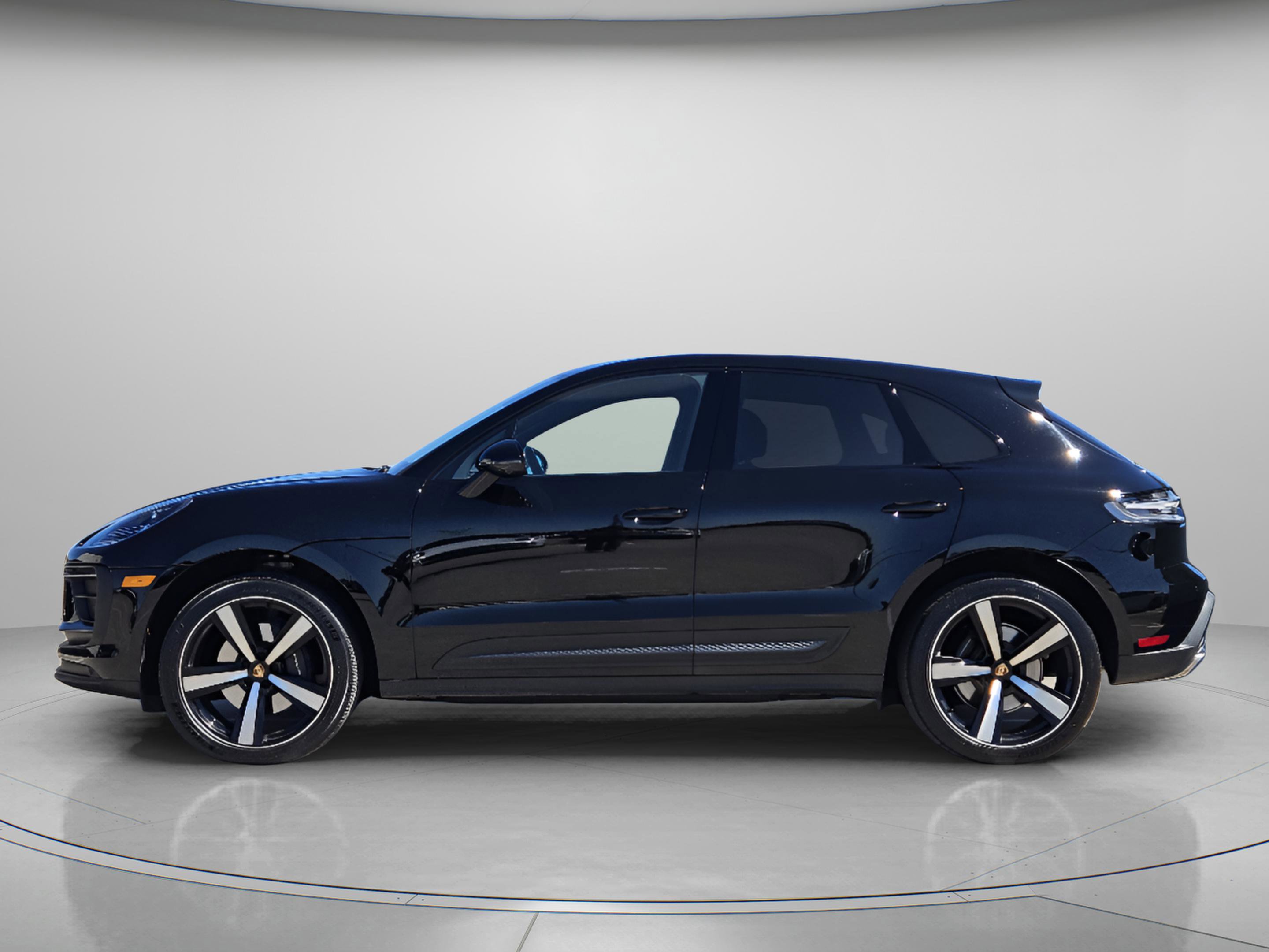 Certified 2023 Porsche Macan Turbo image 2