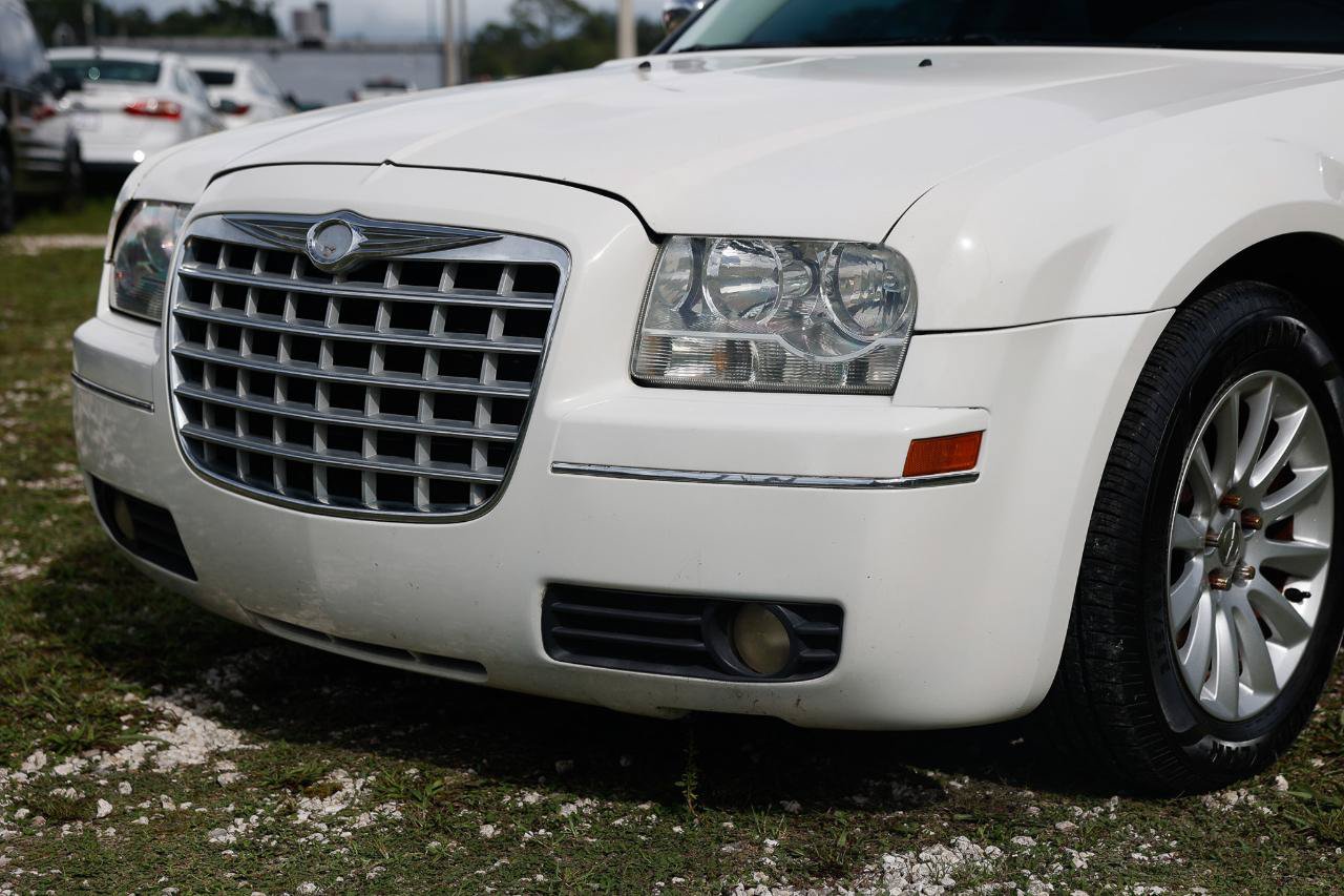 Used 2010 Chrysler 300 Touring RWD image 24