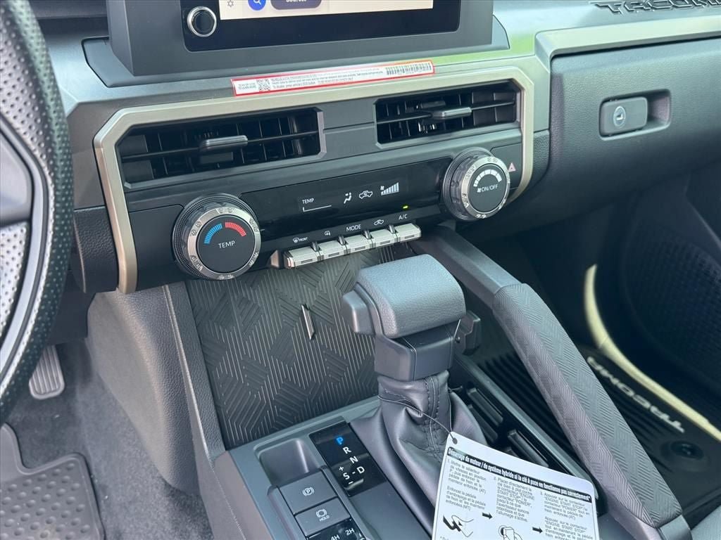 Used 2025 Toyota Tacoma SR5 AWD/4WD image 25