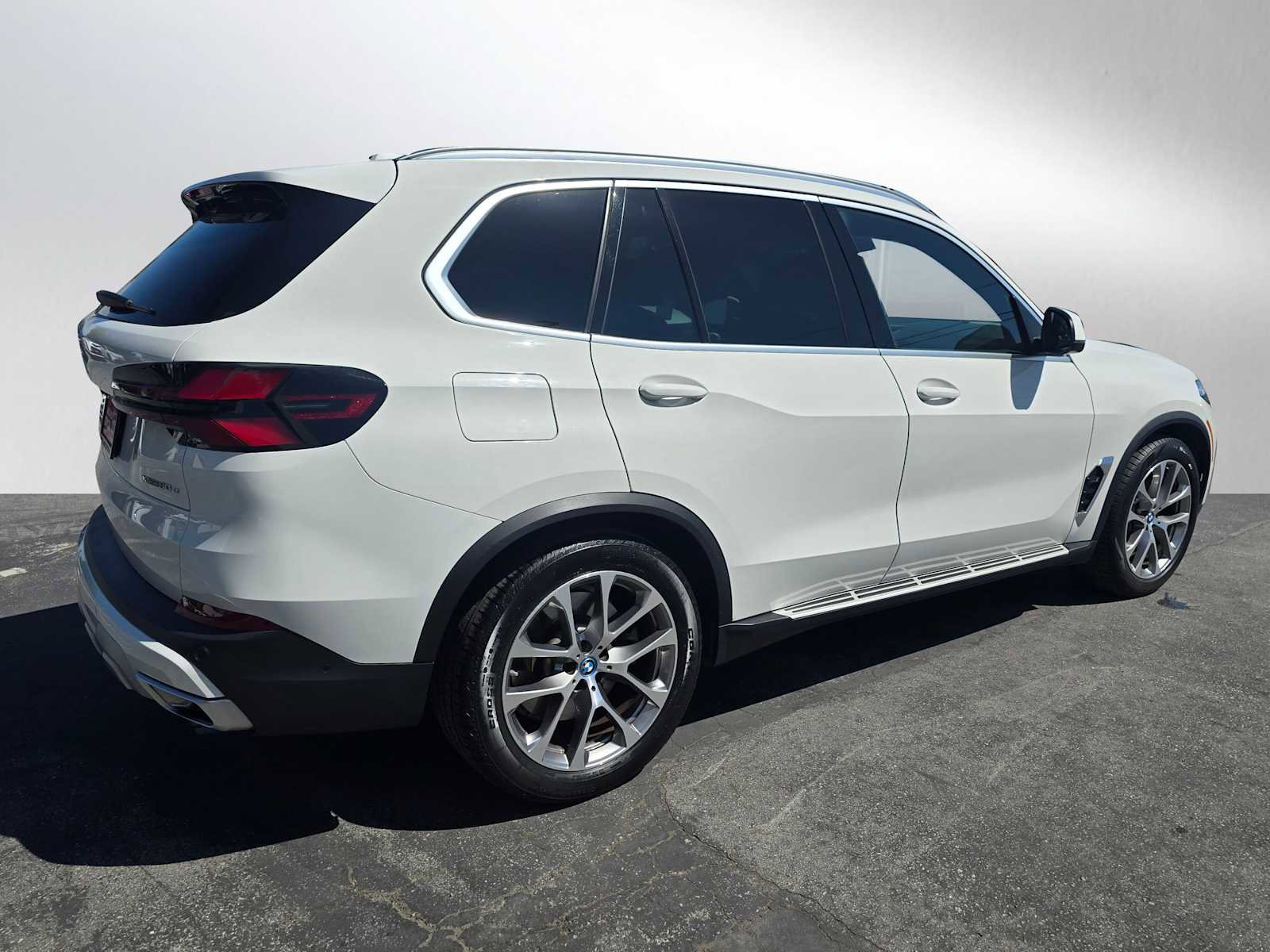Used 2024 BMW X5 xDrive50e AWD/4WD image 3