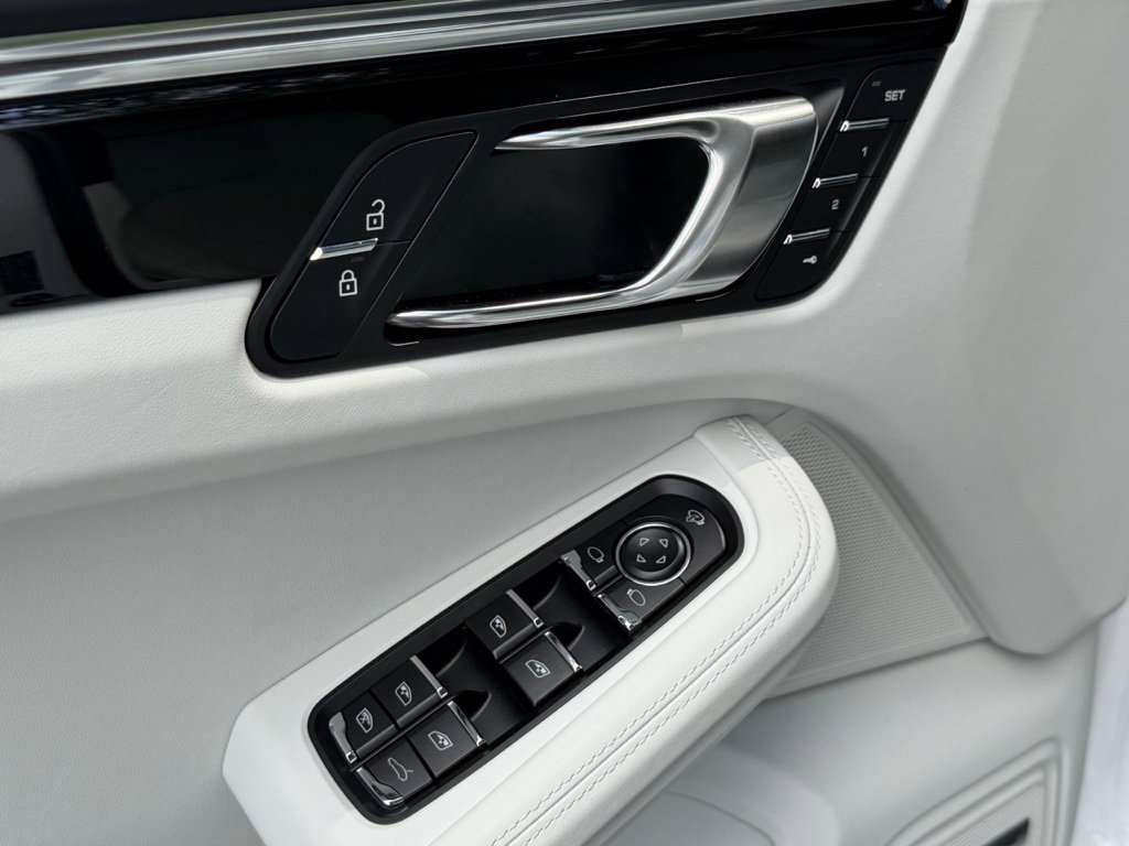 Certified 2026 Porsche Macan AWD/4WD image 7