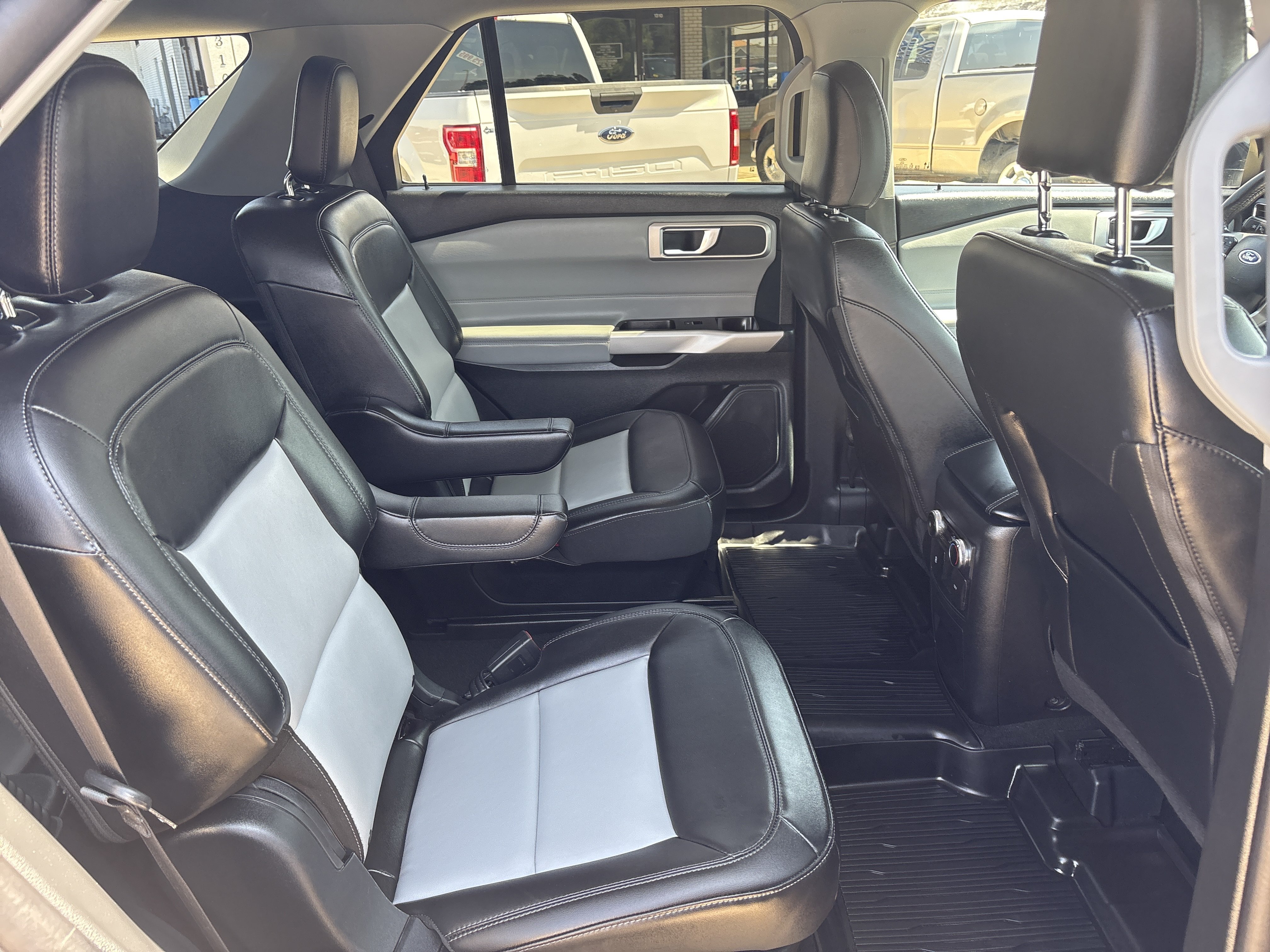 Used 2024 Ford Explorer XLT w/ Equipment Group 202A AWD/4WD image 8