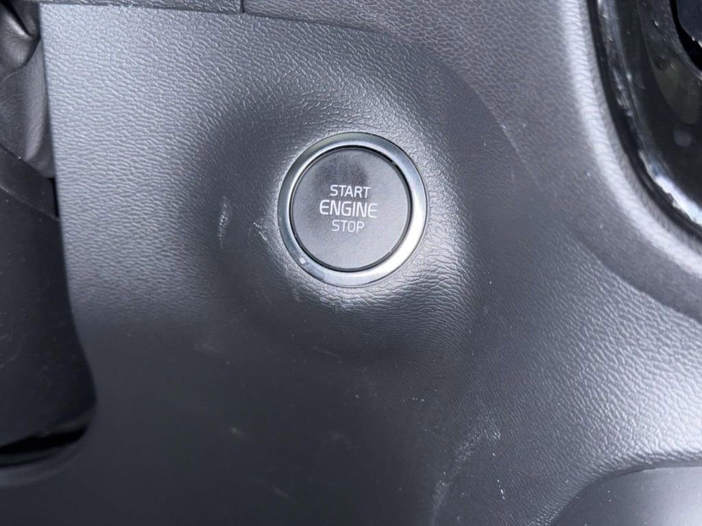 Used 2023 Volvo XC40 B5 Plus w/ Climate Package image 26