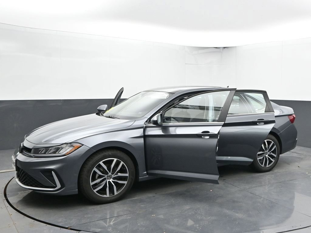 Used 2025 Volkswagen Jetta SE image 48