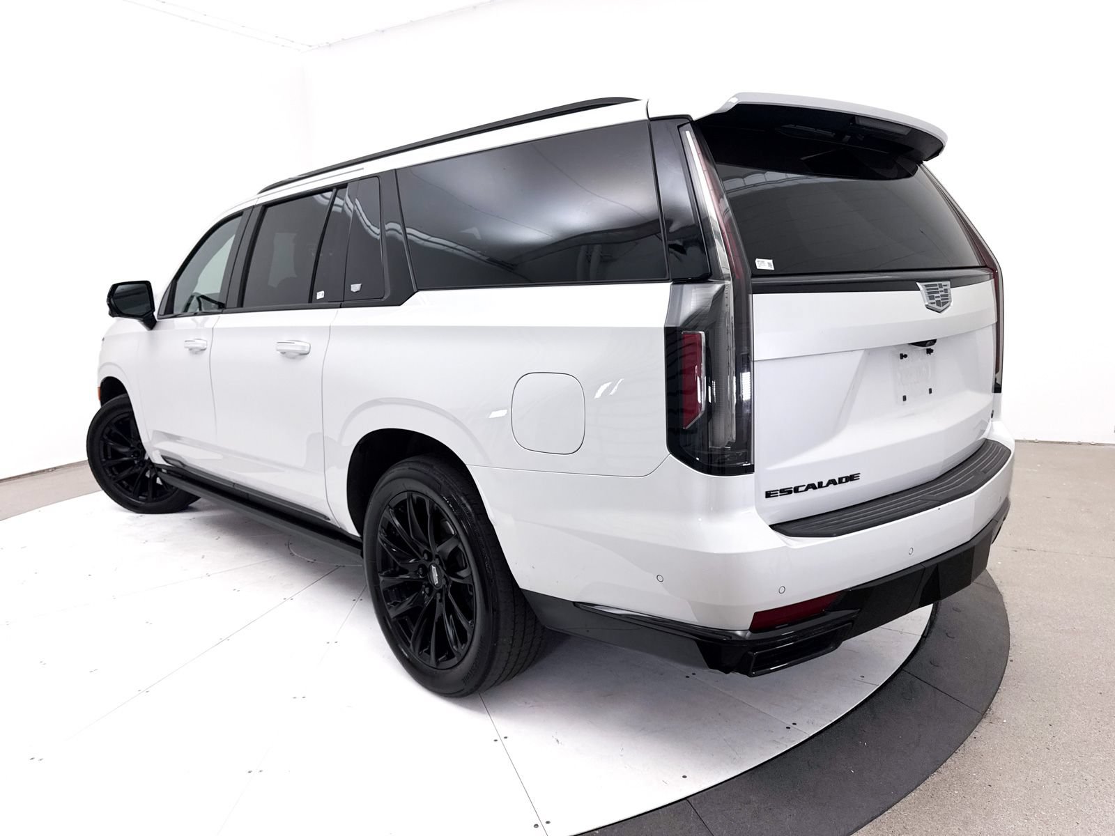 Used 2023 Cadillac Escalade ESV Sport Platinum w/ LPO, ONYX Package AWD/4WD image 2