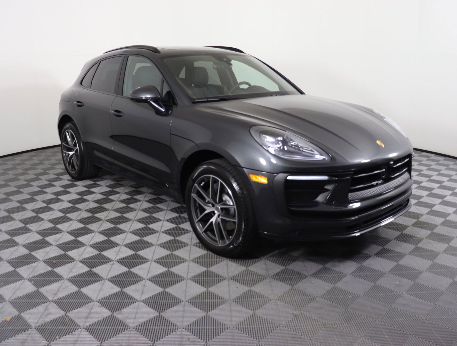 Certified 2025 Porsche Macan AWD/4WD image 8