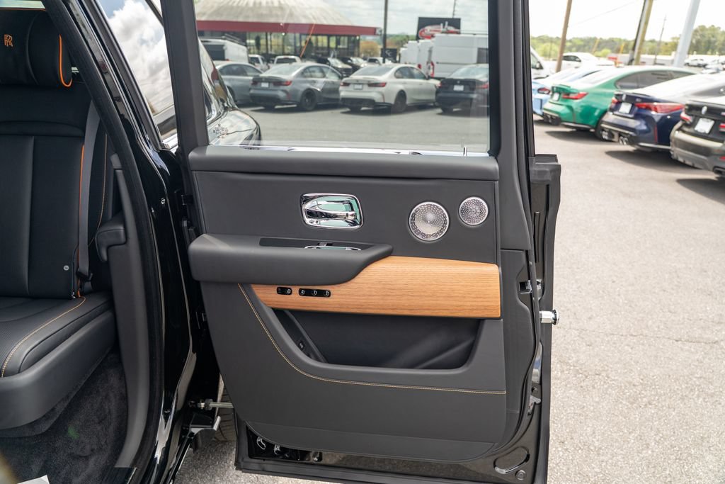 Used 2025 Rolls-Royce Cullinan AWD/4WD image 16
