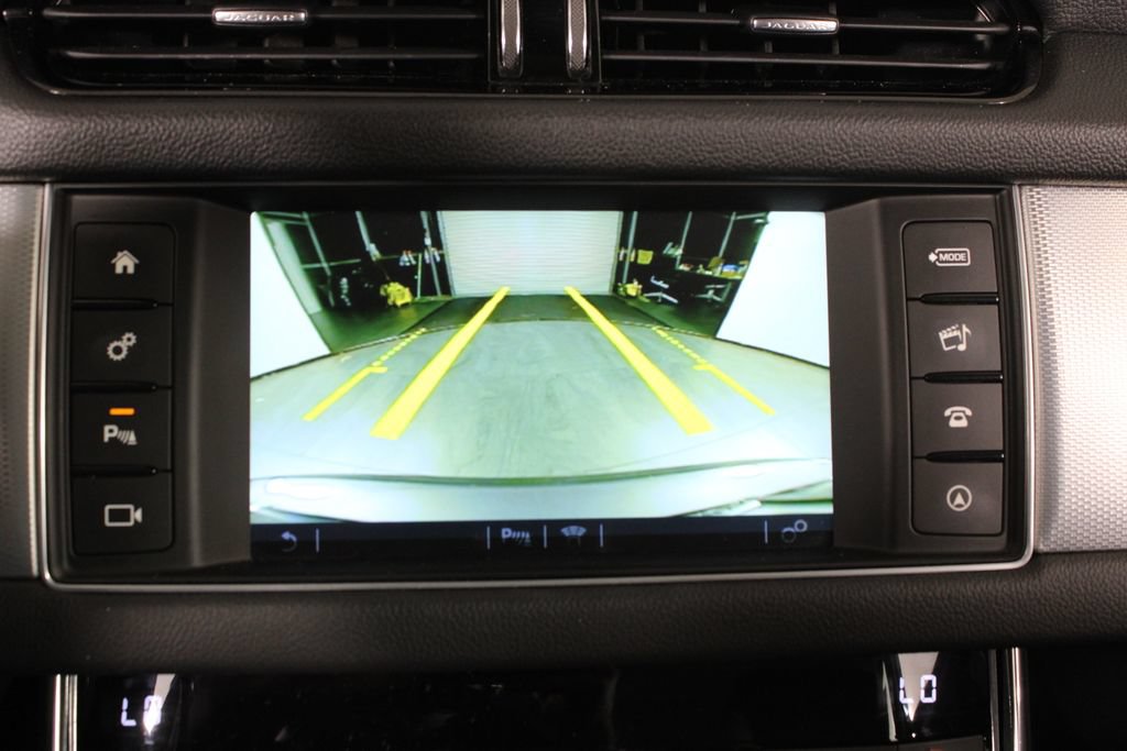 Used 2016 Jaguar XF Premium RWD image 27