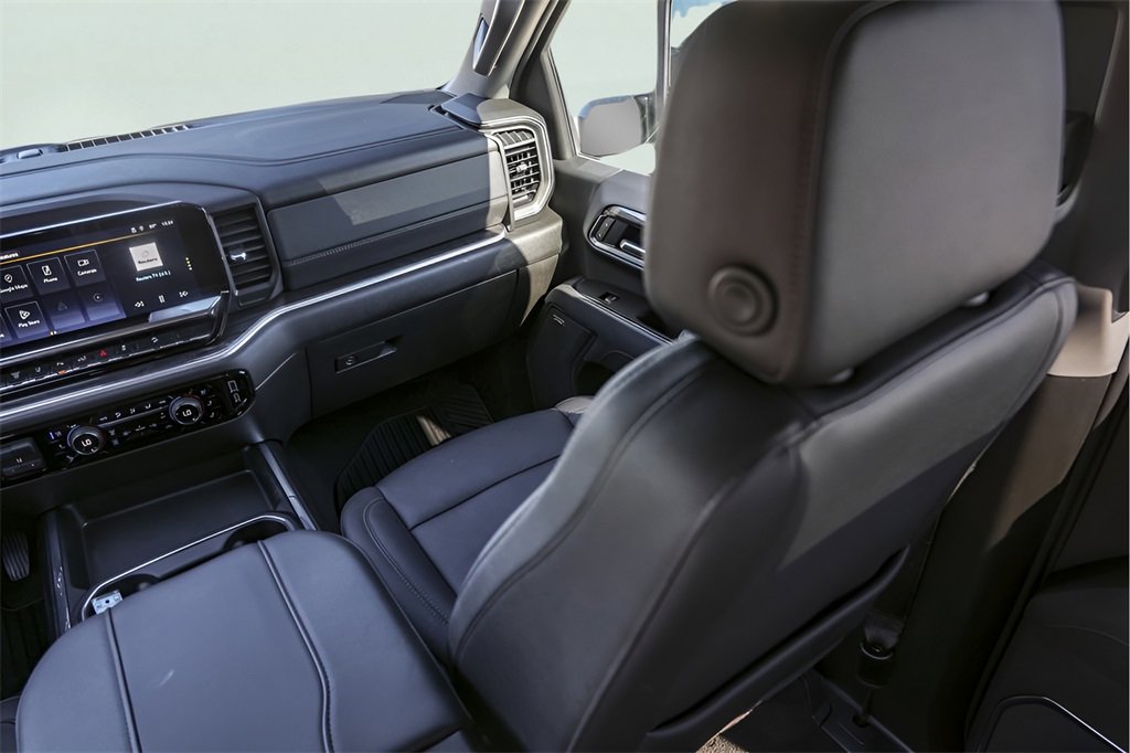 Used 2025 Chevrolet Silverado 2500 LTZ w/ LTZ Convenience Package image 31