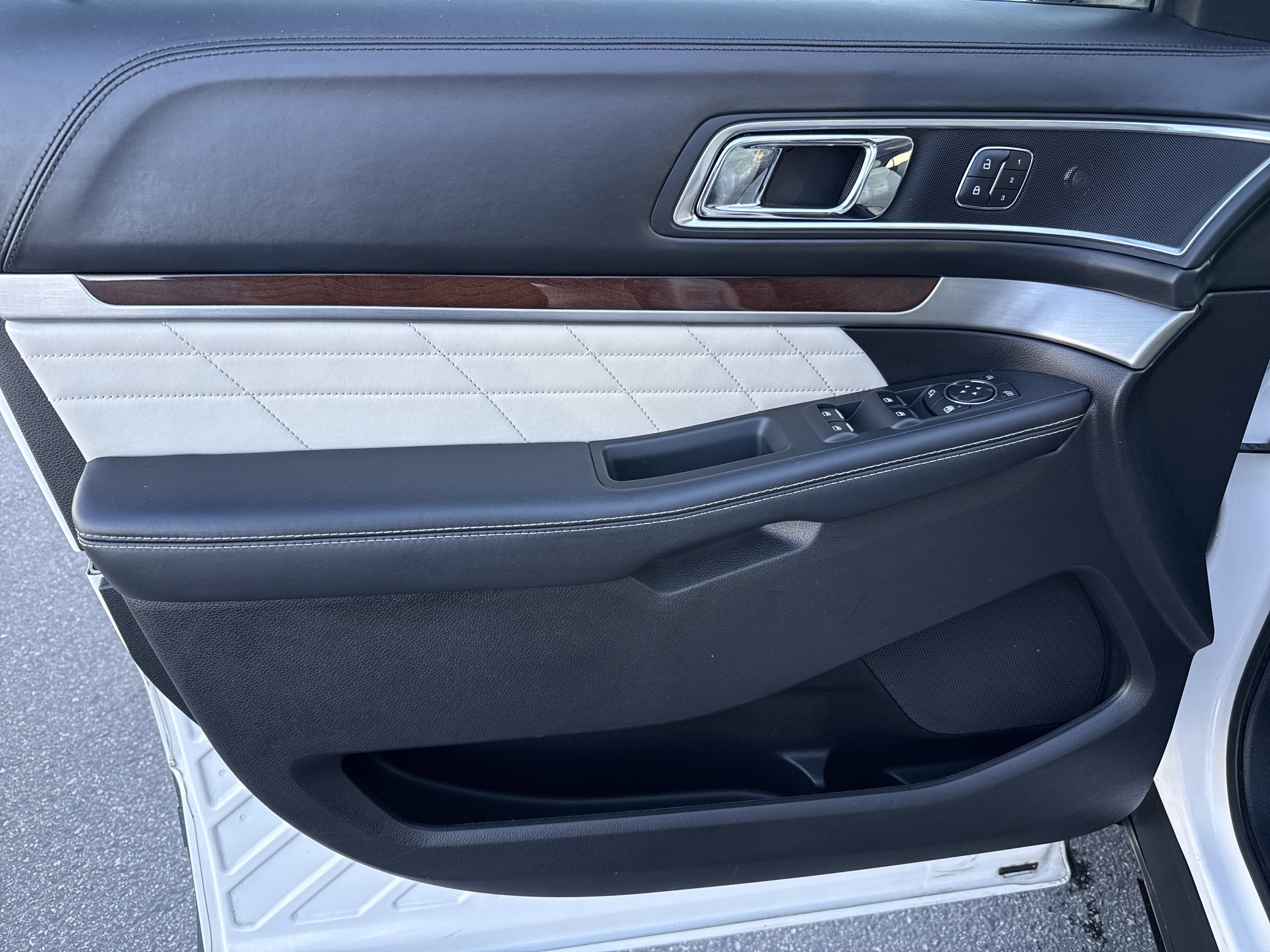 Used 2016 Ford Explorer Platinum image 16