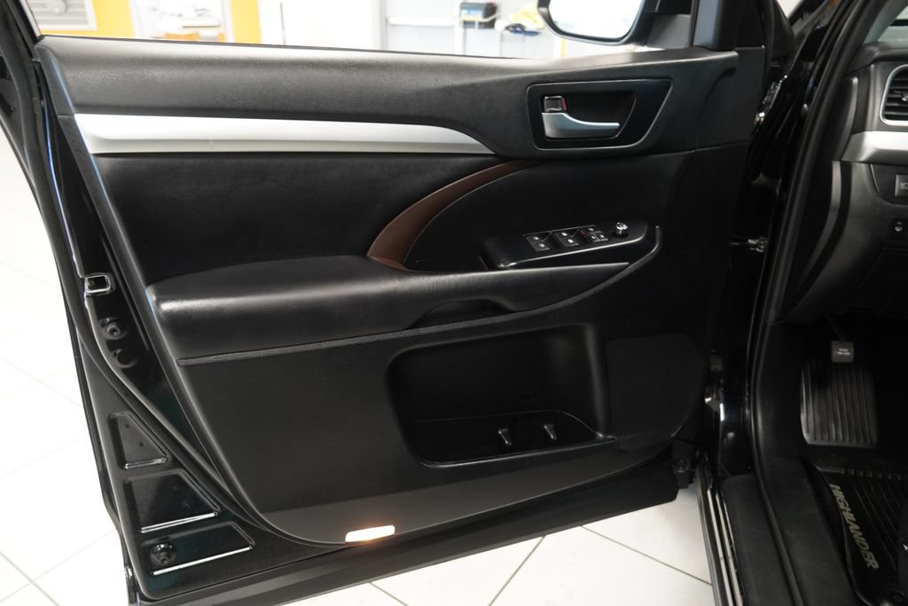 Used 2019 Toyota Highlander XLE AWD/4WD image 19