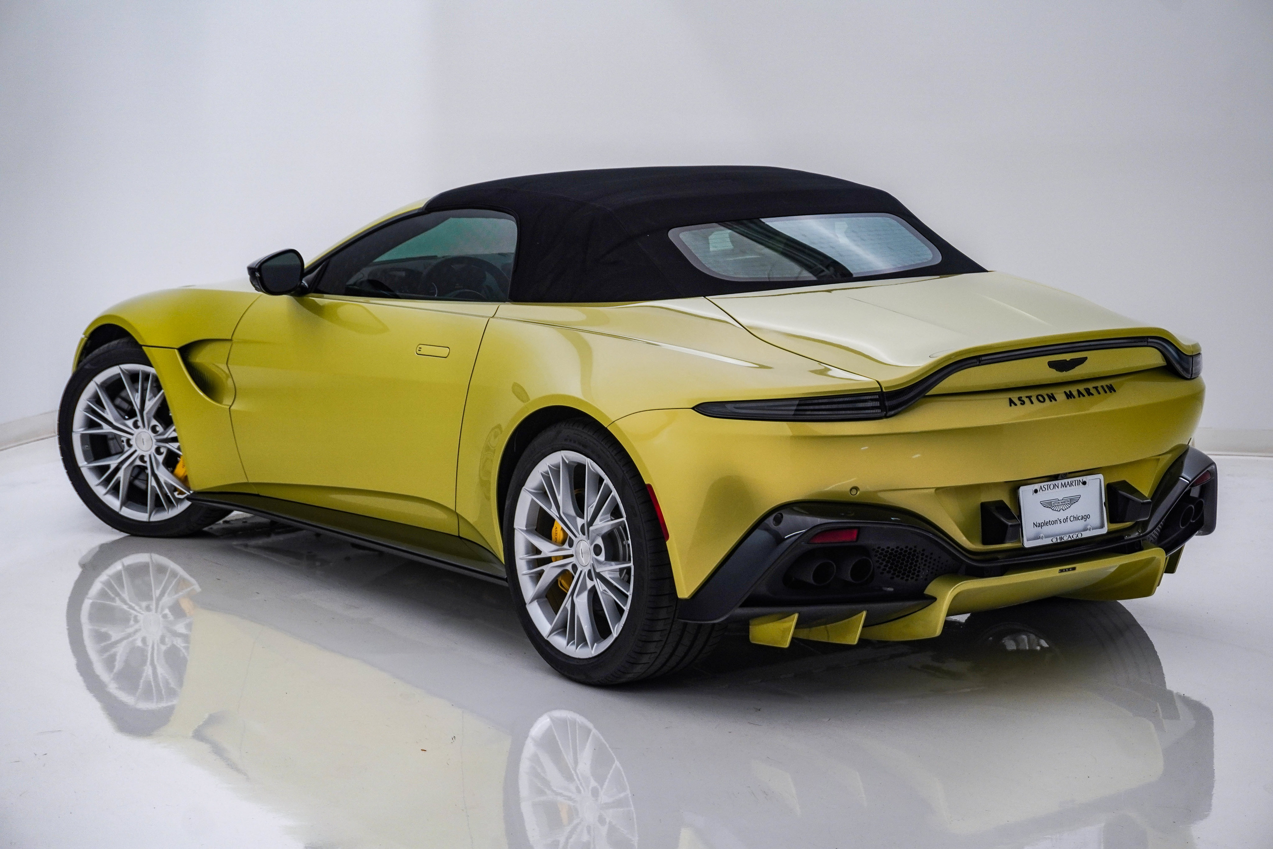 Used 2023 Aston Martin V8 Vantage Roadster RWD image 8