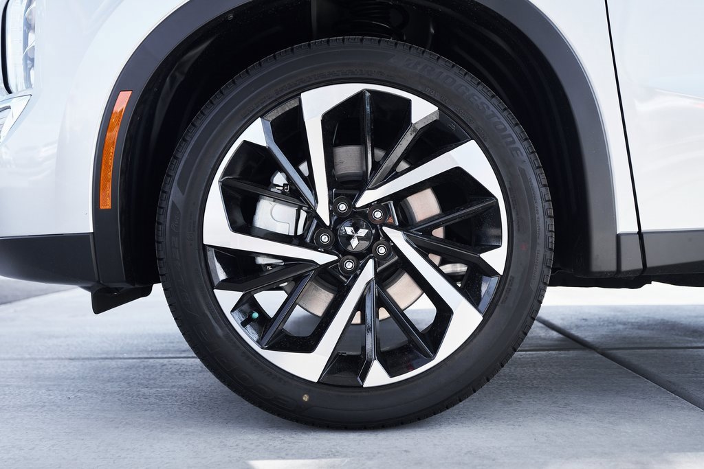 New 2025 Mitsubishi Outlander SE image 3