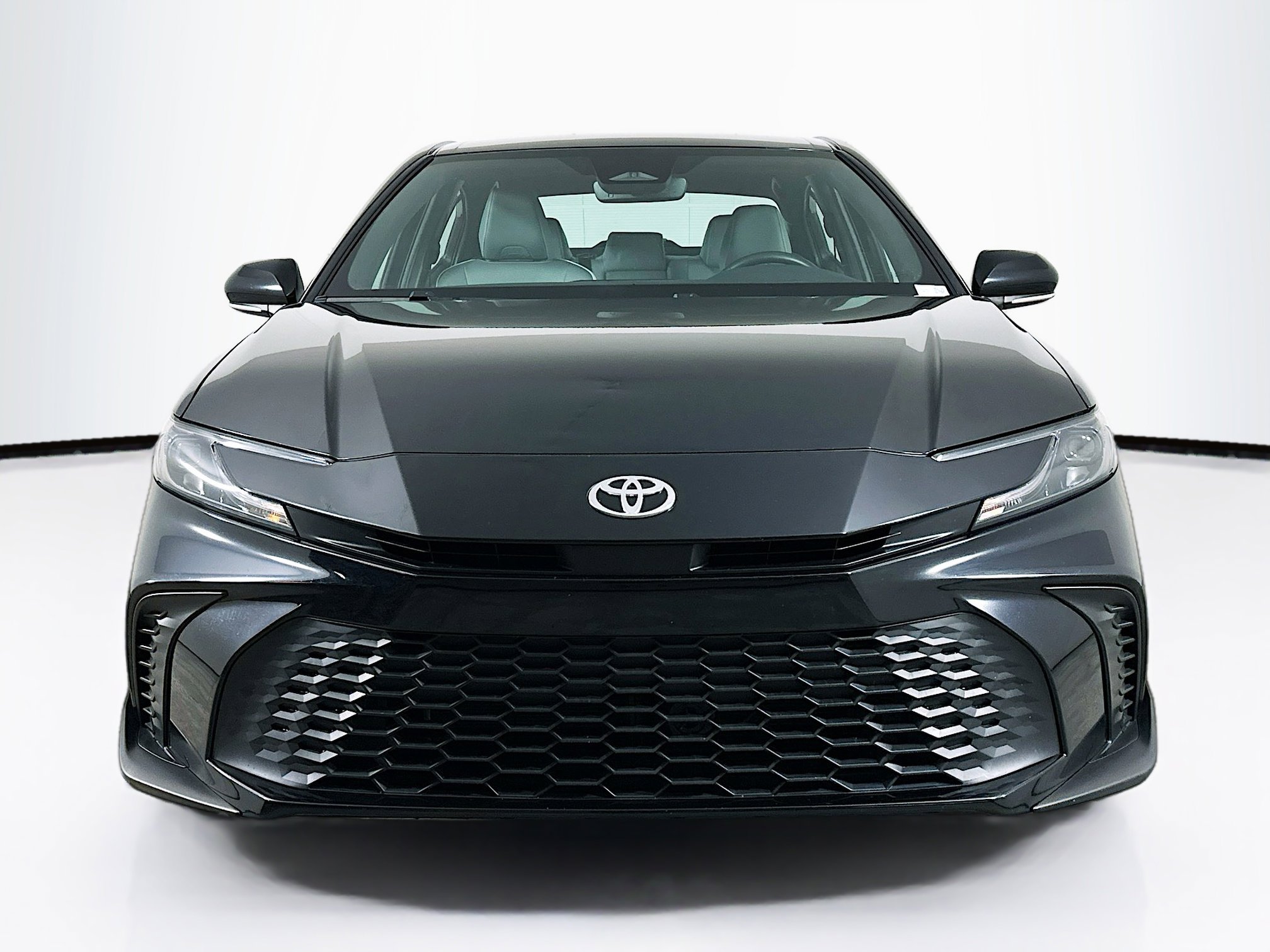 Used 2025 Toyota Camry SE image 2