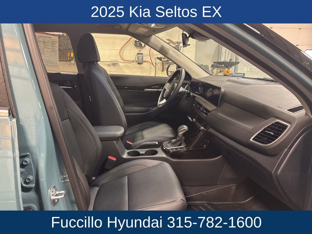 Used 2025 Kia Seltos EX image 11
