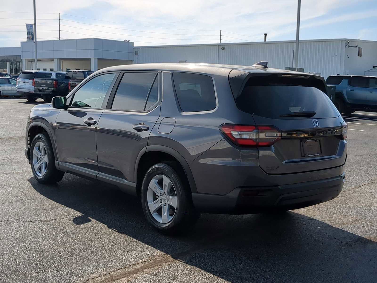 Used 2023 Honda Pilot LX image 6