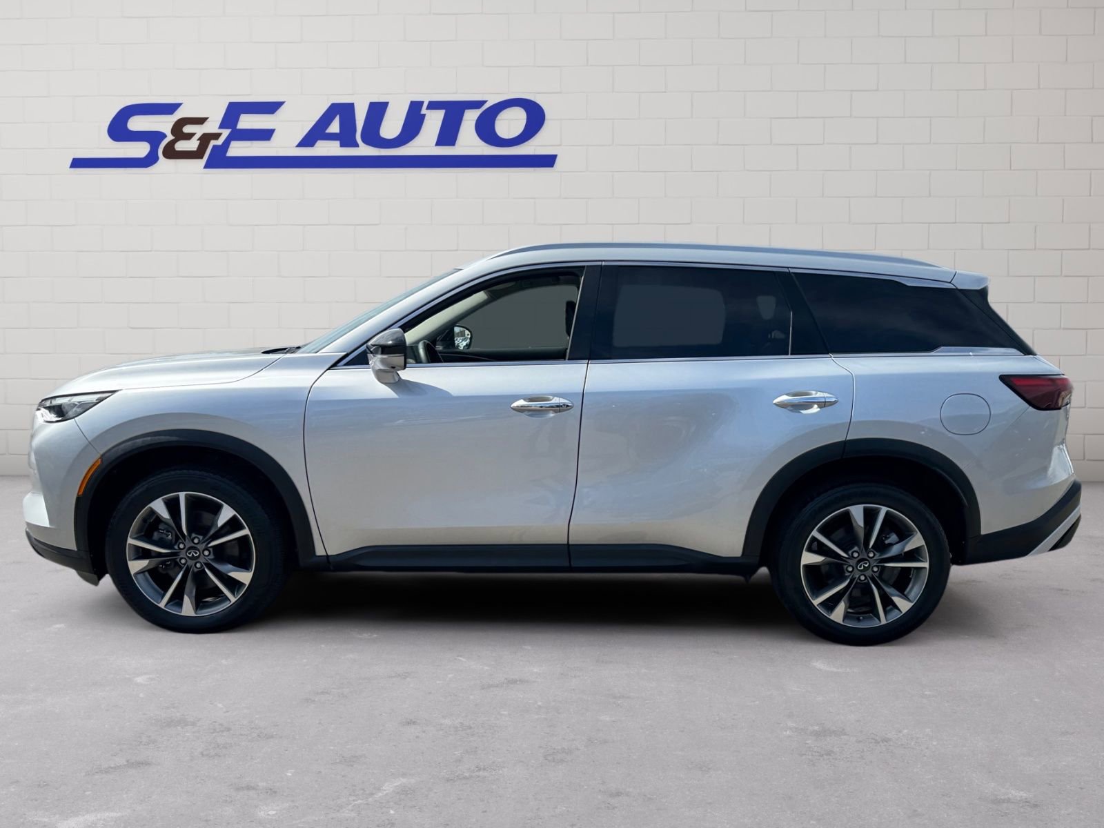 Used 2023 INFINITI QX60 Luxe AWD/4WD image 2