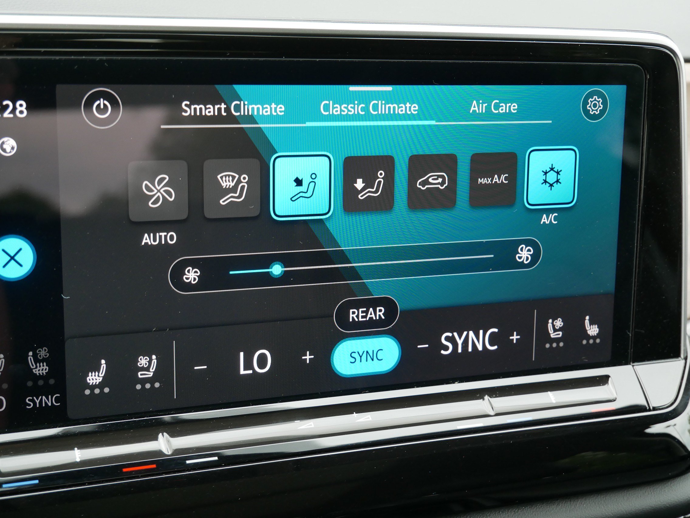 Certified 2024 Volkswagen Atlas SE AWD/4WD image 23