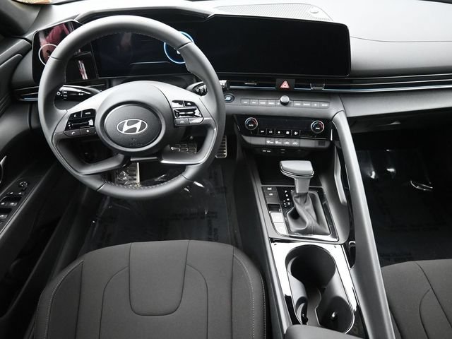 Used 2025 Hyundai Elantra SEL FWD image 13