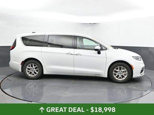 Used 2023 Chrysler Pacifica Touring-L FWD image 4