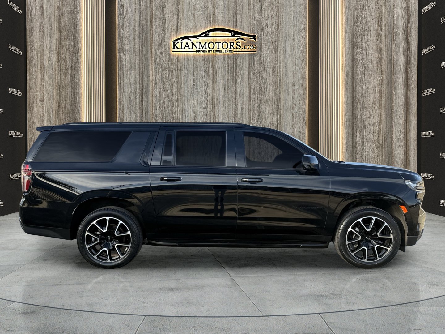 Used 2021 Chevrolet Suburban RST w/ Luxury Package AWD/4WD image 13