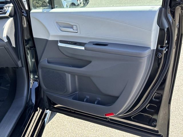 Used 2024 Toyota Sienna LE image 8