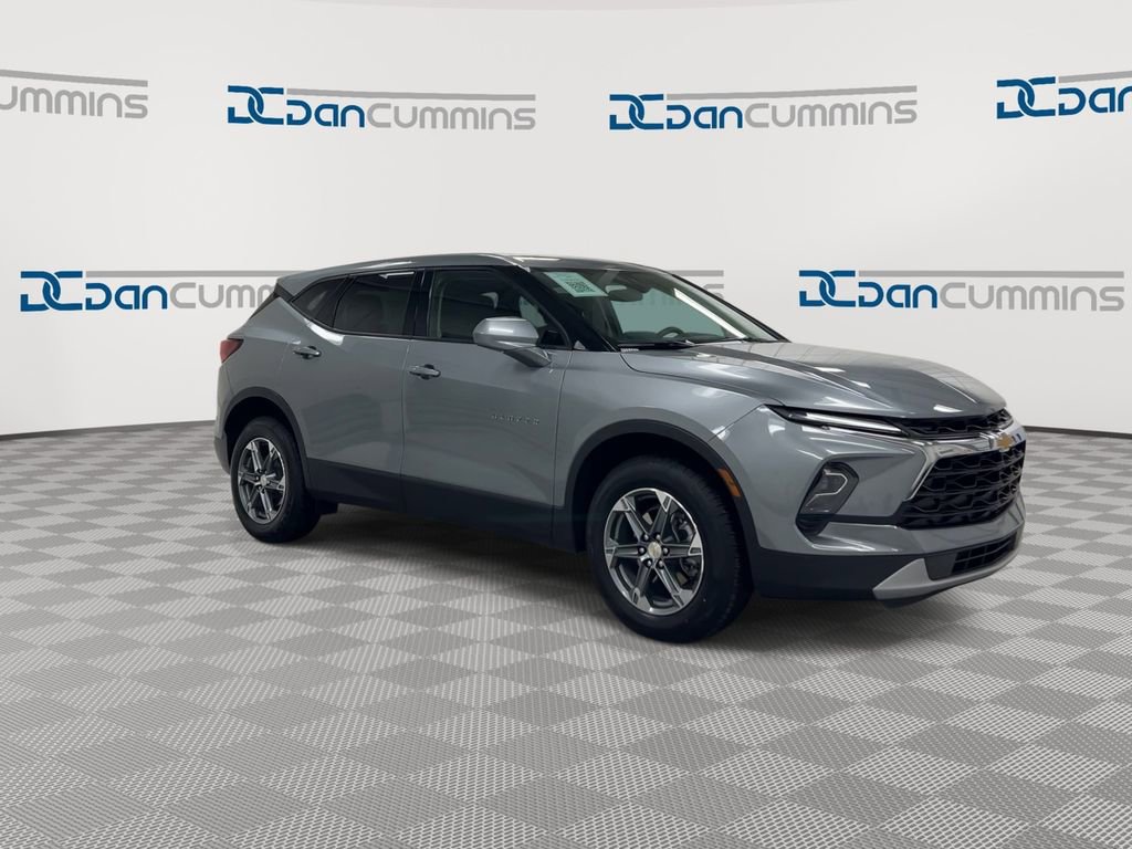 Used 2025 Chevrolet Blazer LT image 2
