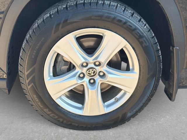 Used 2020 Toyota Highlander LE AWD/4WD image 11