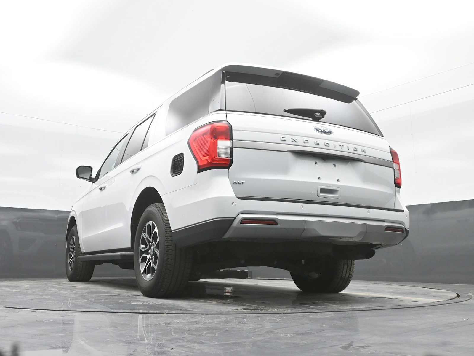 Used 2024 Ford Expedition XLT image 33