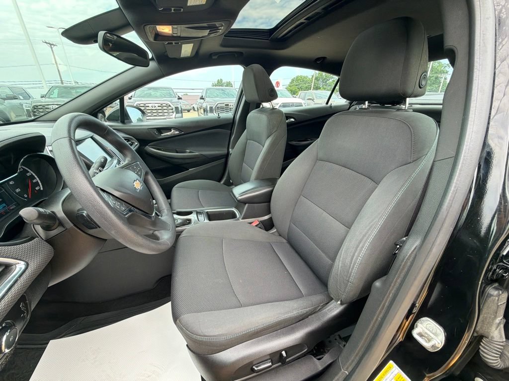 Used 2017 Chevrolet Cruze LT w/ Sun And Sound Package FWD image 9